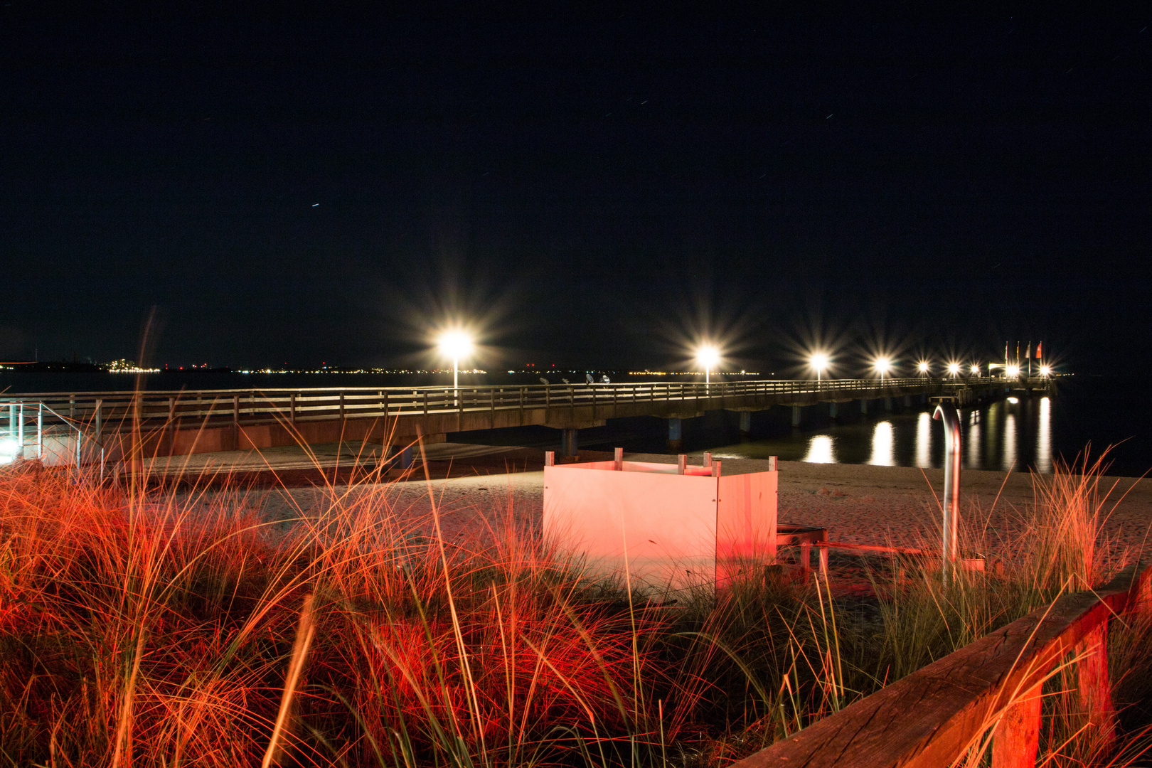 Seebrücke bei Nacht