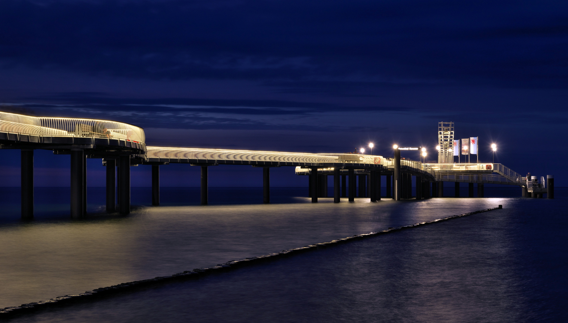 Seebrücke bei Nacht