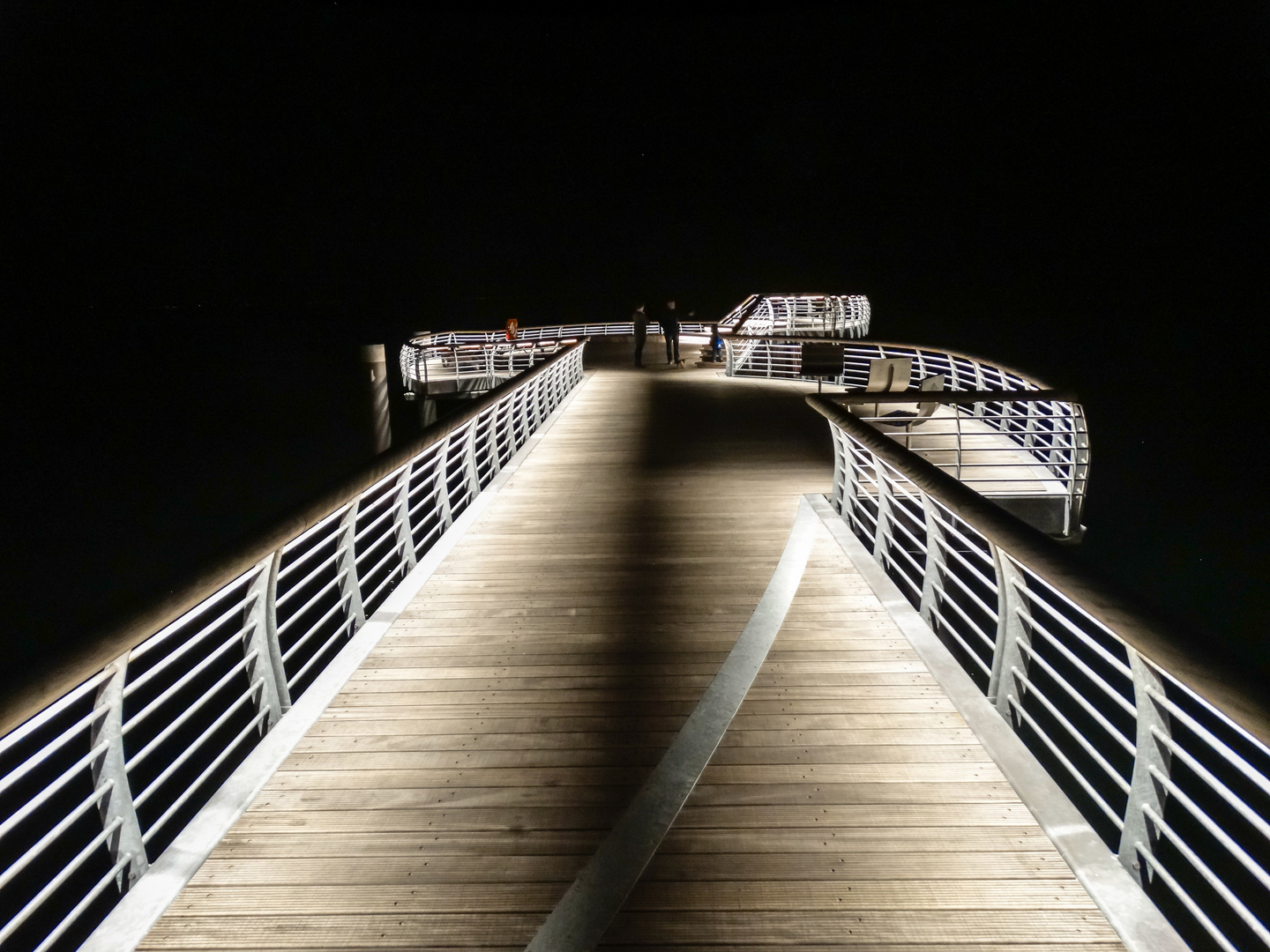 Seebrücke bei Nacht