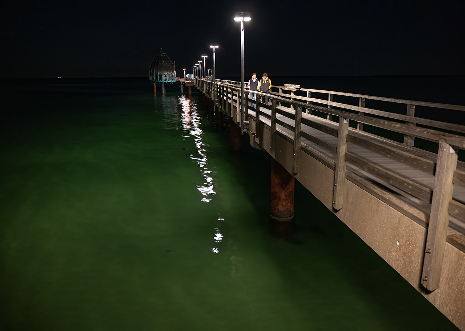 Seebrücke bei Nacht