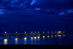 Seebrücke bei Nacht