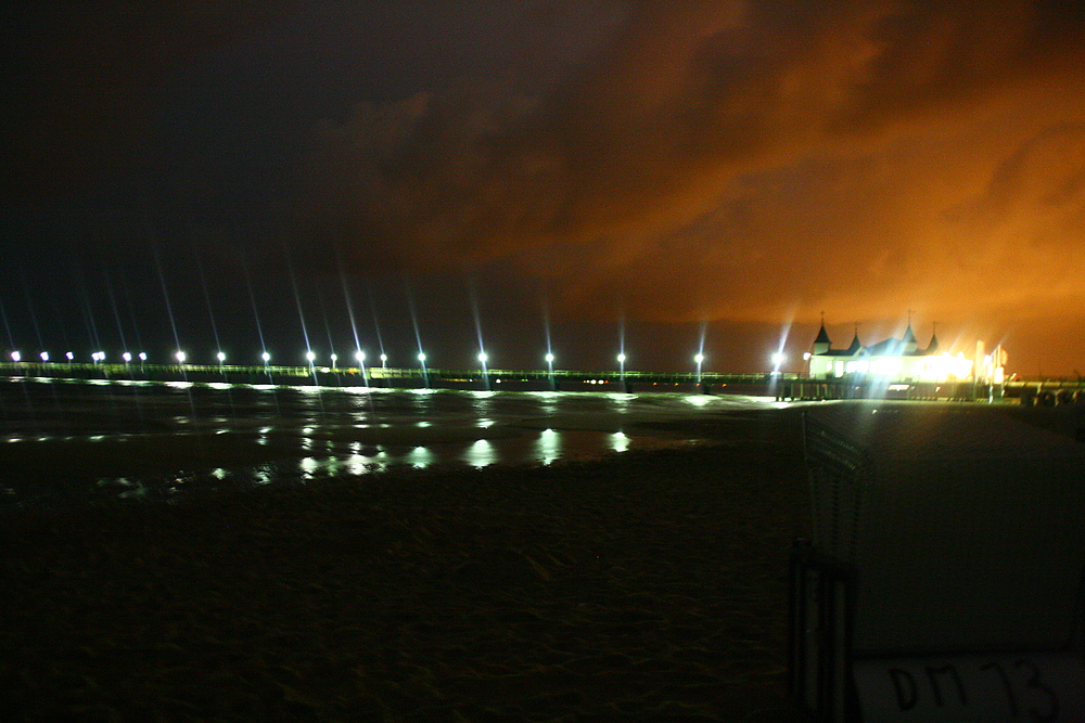 Seebrücke bei Nacht