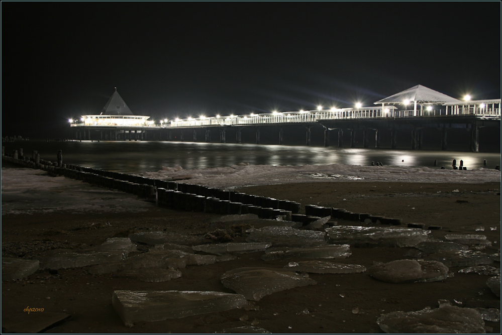 Seebrücke bei Nacht