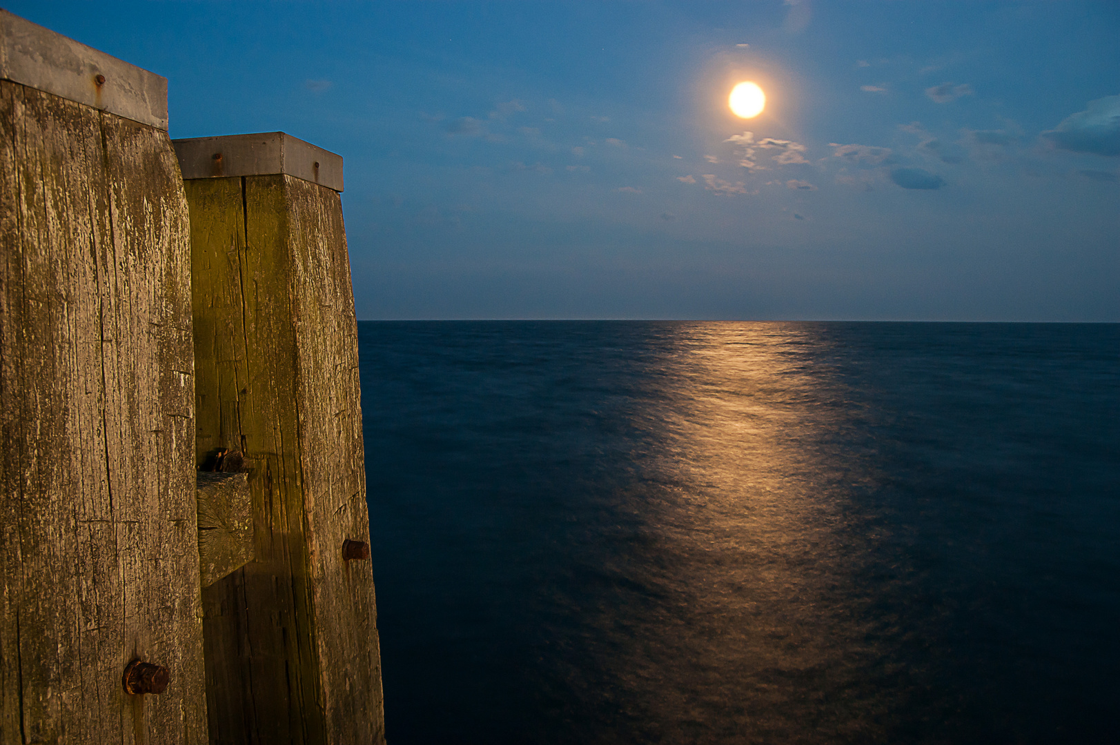 Seebrücke bei Vollmond