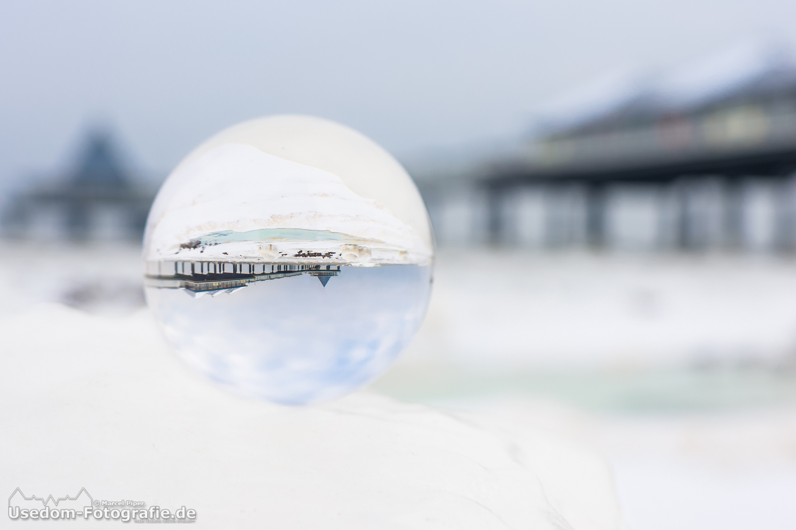 Seebrücke Heringsdorf im Eis durch die Glaskugel 28.01.2014