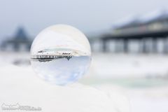 Seebrücke Heringsdorf im Eis durch die Glaskugel 28.01.2014
