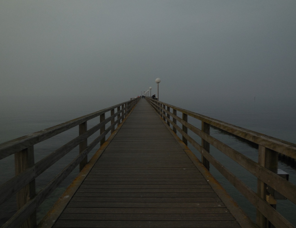 Seebrücke im Nebel