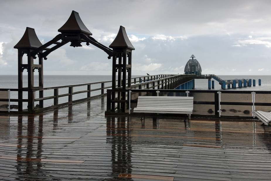 Seebrücke im Regen