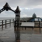 Seebrücke im Regen