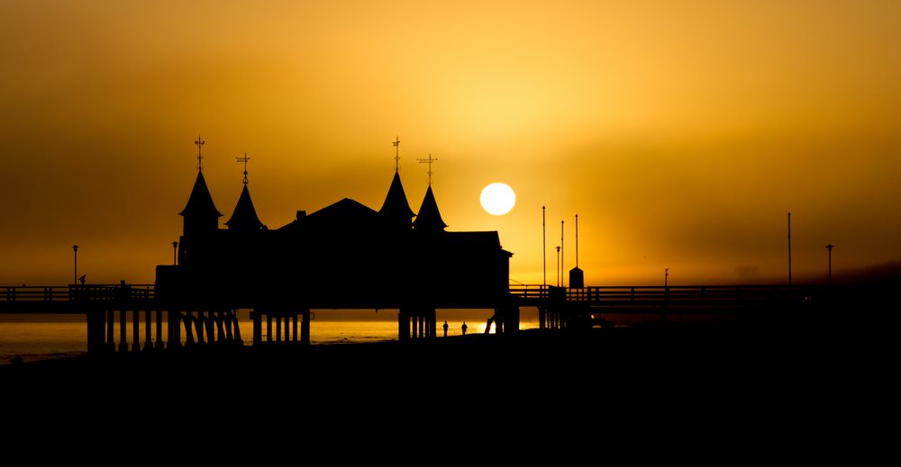 Seebrücke im Sonnenaufgang