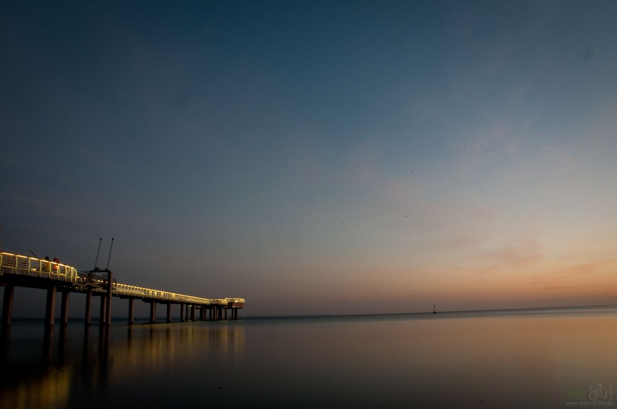 Seebrücke im Sonnenaufgang