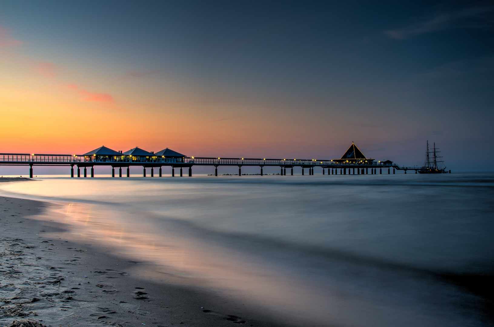 Seebrücke im Sonnenuntergang