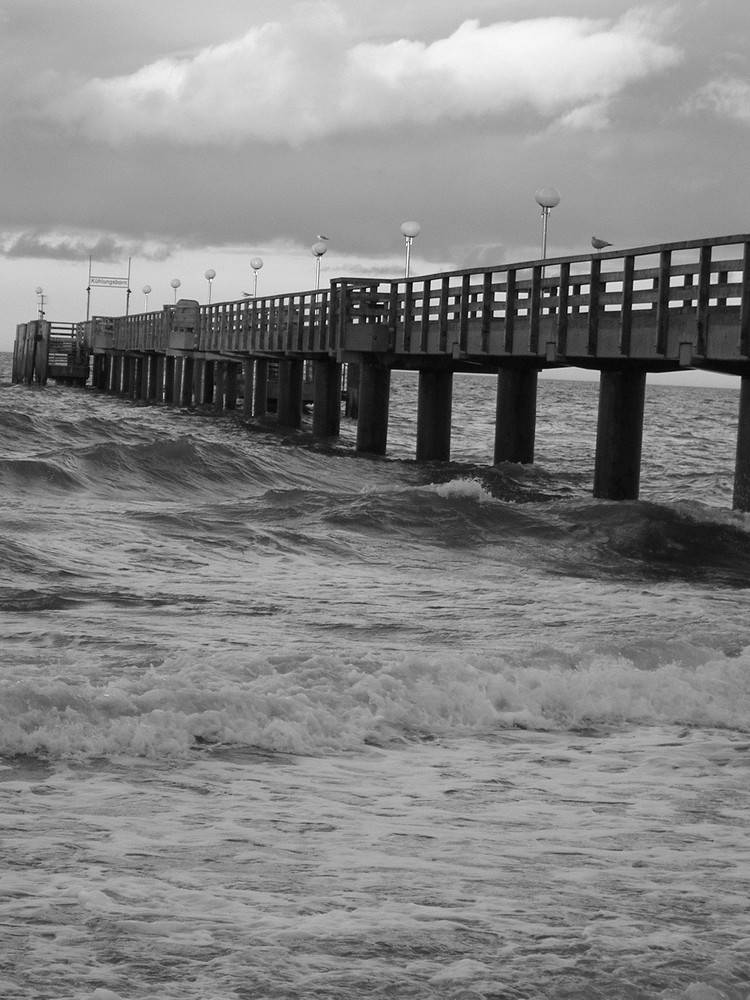 Seebrücke im Sturm