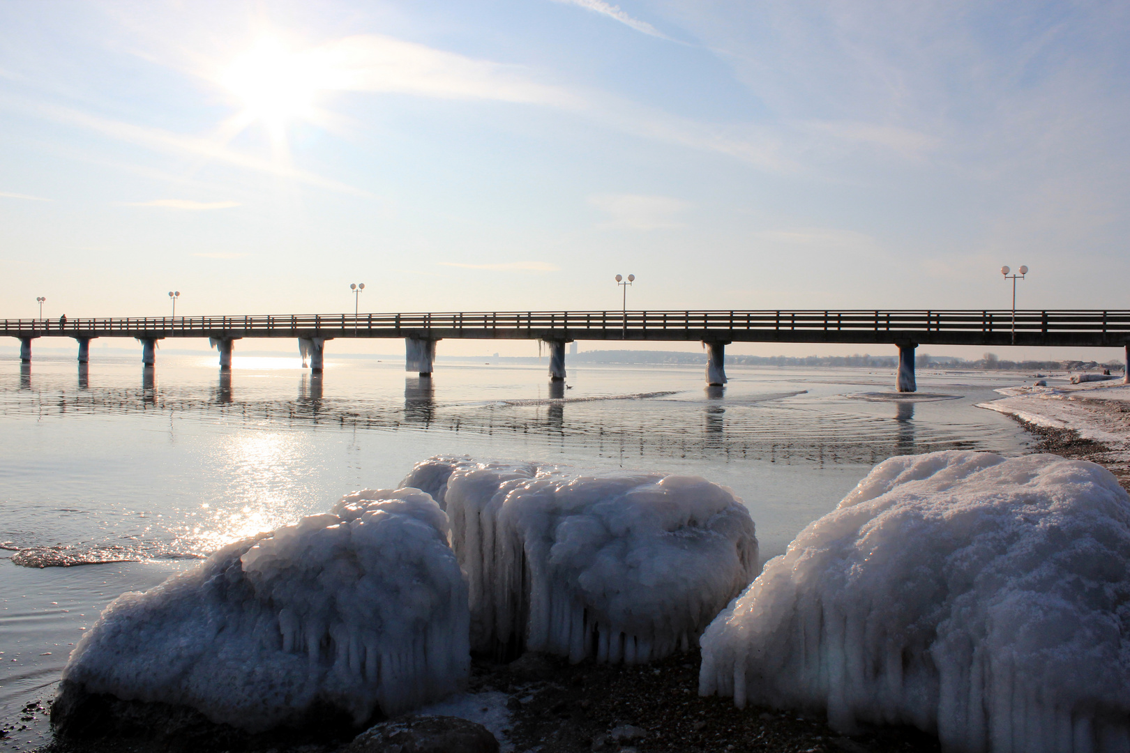 Seebrücke im Winter