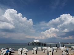 Seebrücke in den Wolken