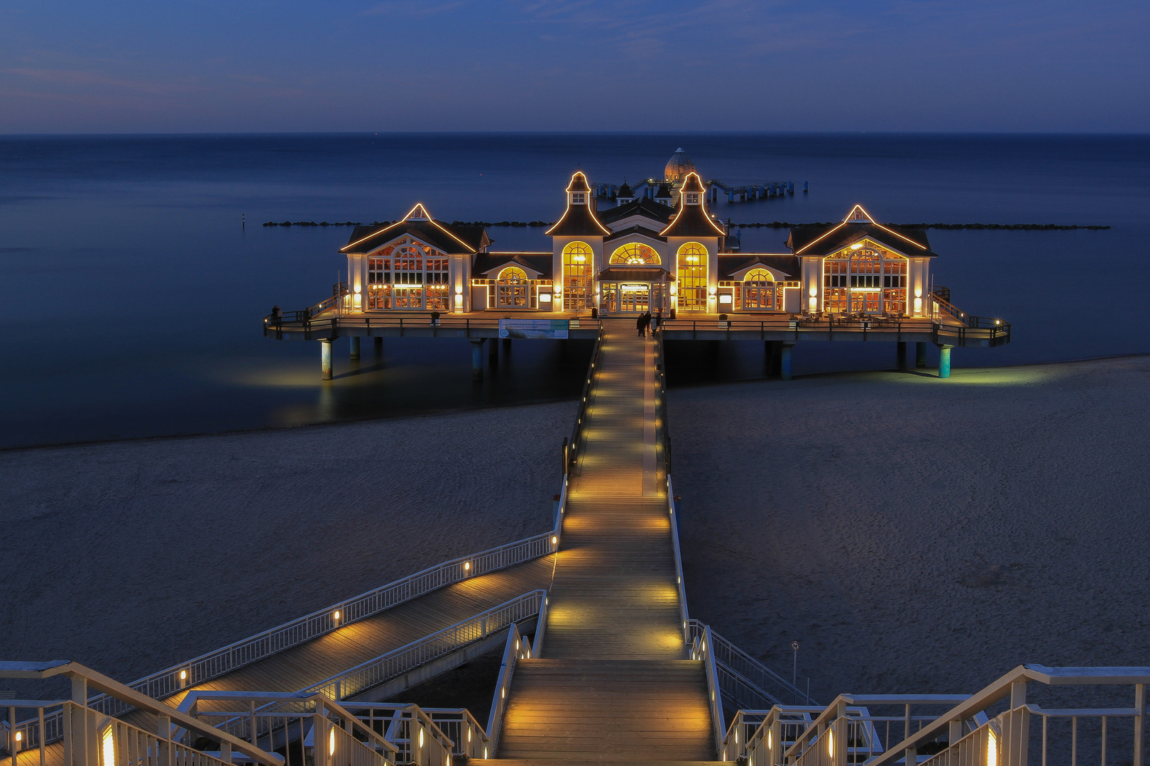 Seebrücke in Sellin bei Nacht,