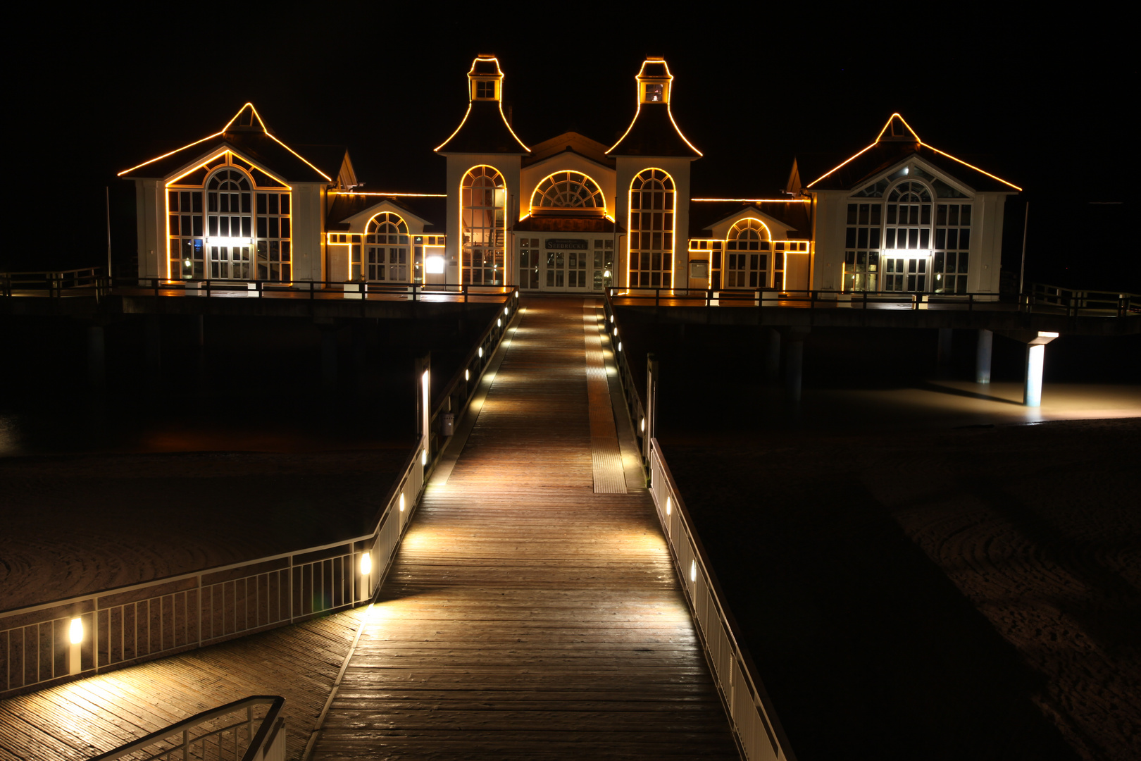 Seebrücke in Sellin im Winter