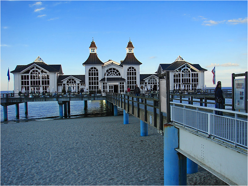 Seebrücke in Sellin zur blauen Stunde