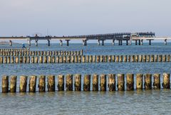 Seebrücke mit Buhnenläufer