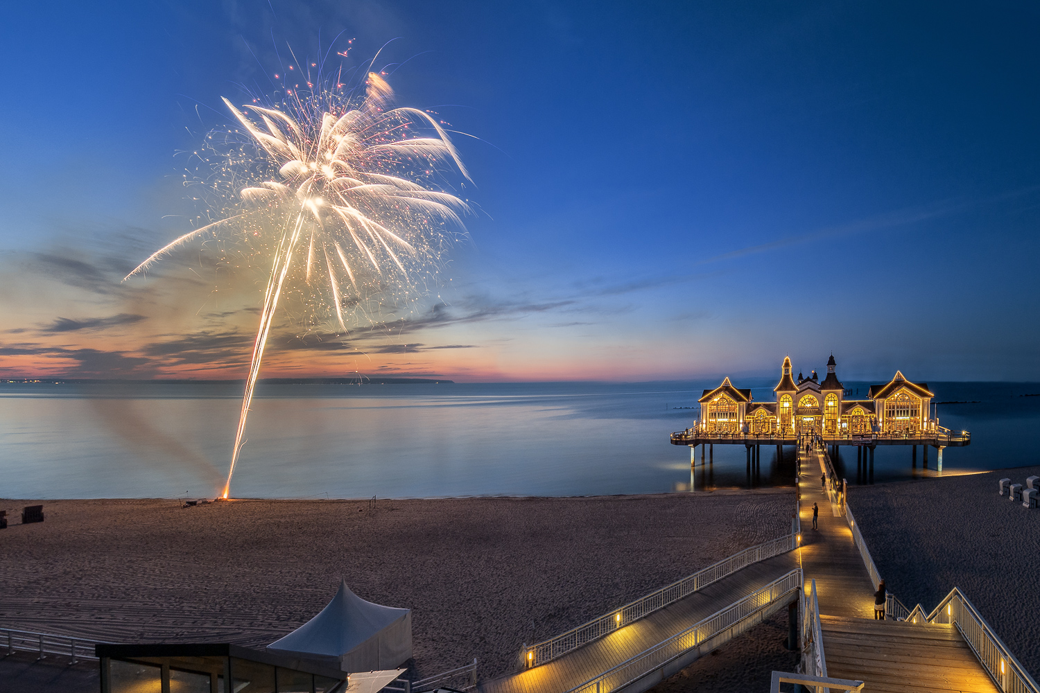 Seebrücke mit Feuerwerk