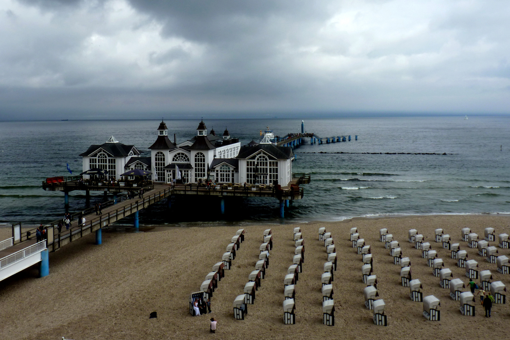 Seebrücke mit Hochzeit