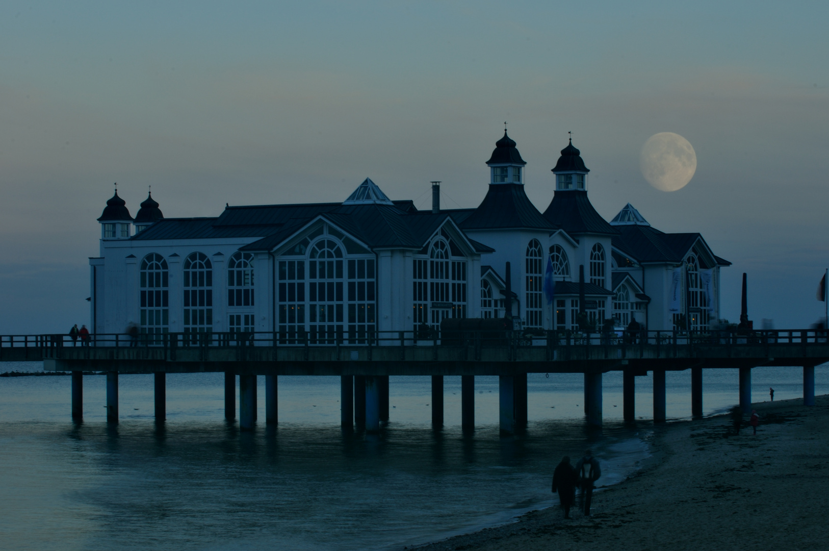 Seebrücke mit Mond