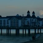 Seebrücke mit Mond