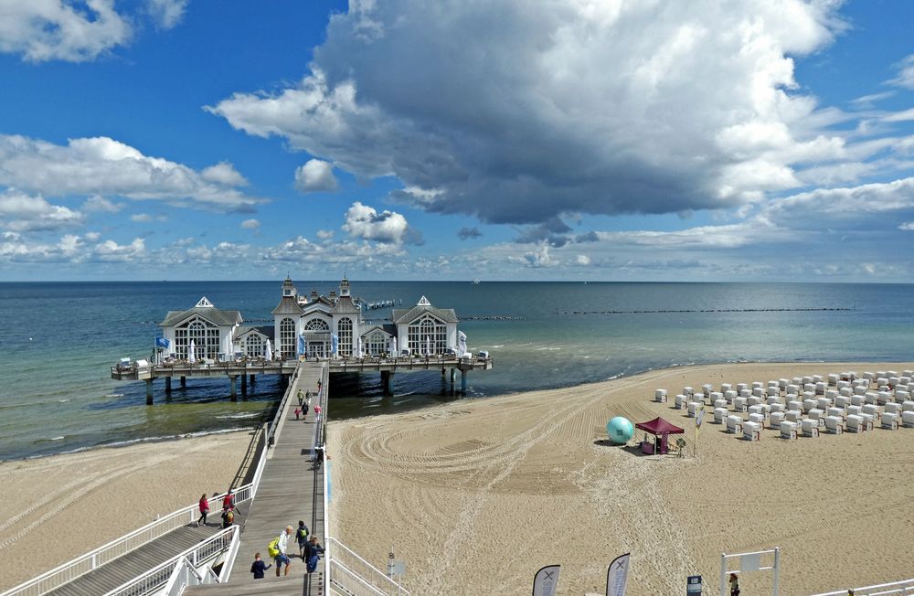 Seebrücke mit Wolke