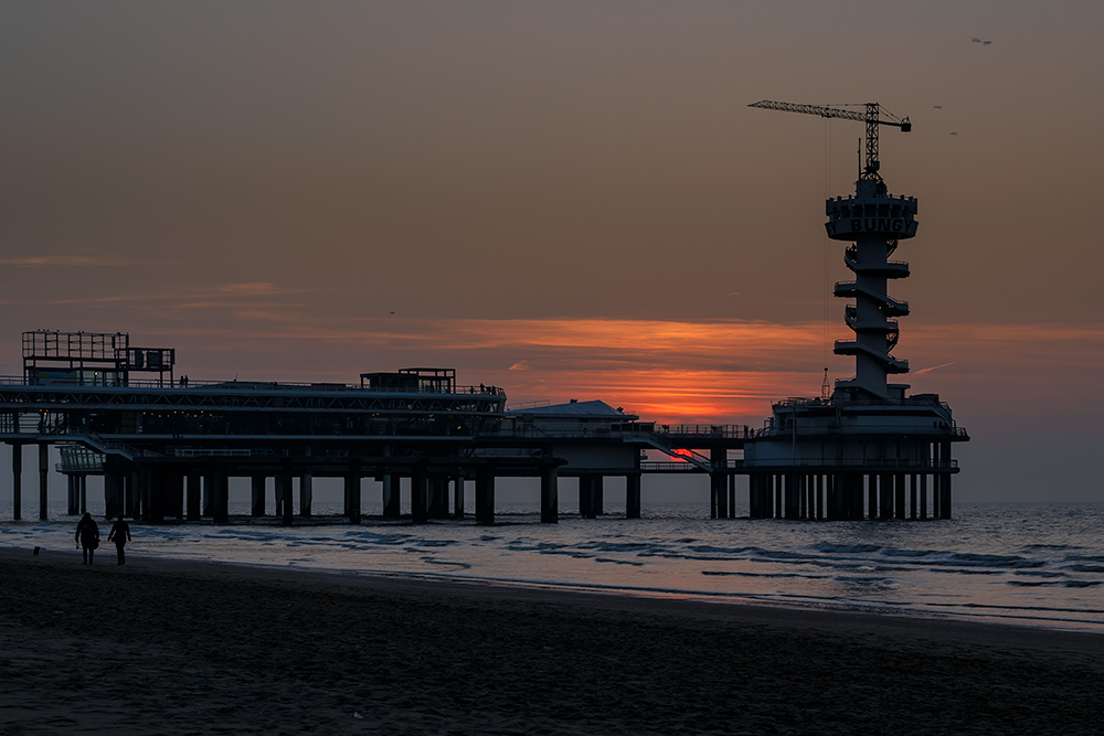 Seebrücke Scheveningen am frühen Frühlingsabend