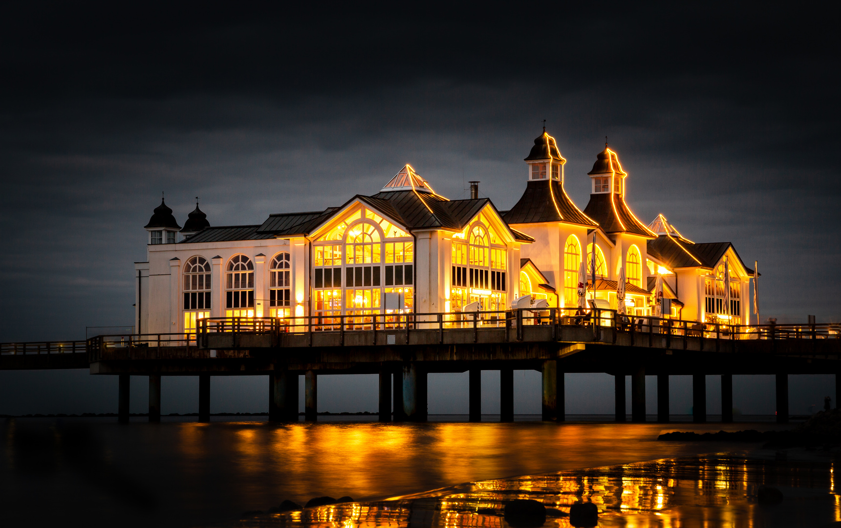 Seebrücke Sellin auf Rügen bei Nacht (Ostsee)