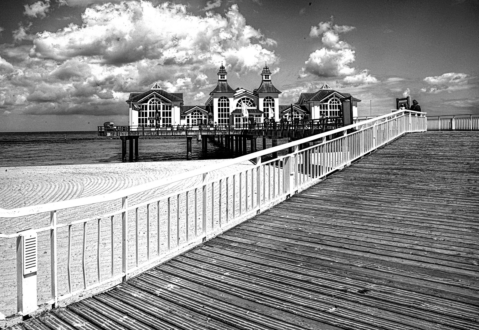 Seebrücke Sellin auf Rügen - Seitenansicht .....