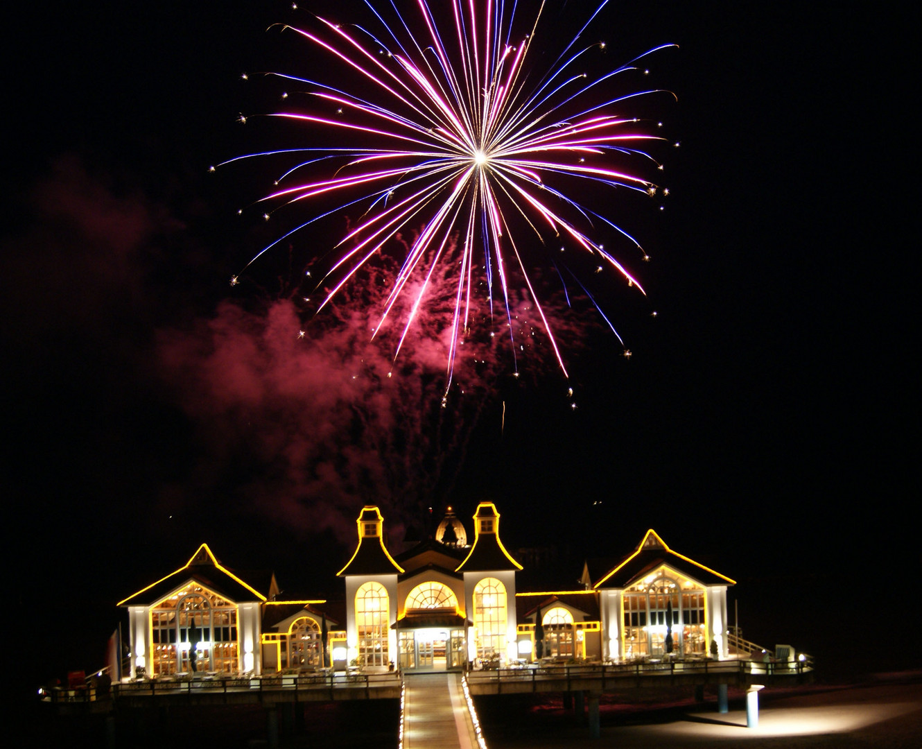 Seebrücke Sellin => Feuerwerk Mai 2010 Foto & Bild | kunstfotografie &  kultur, feuerwerk, motive Bilder auf fotocommunity