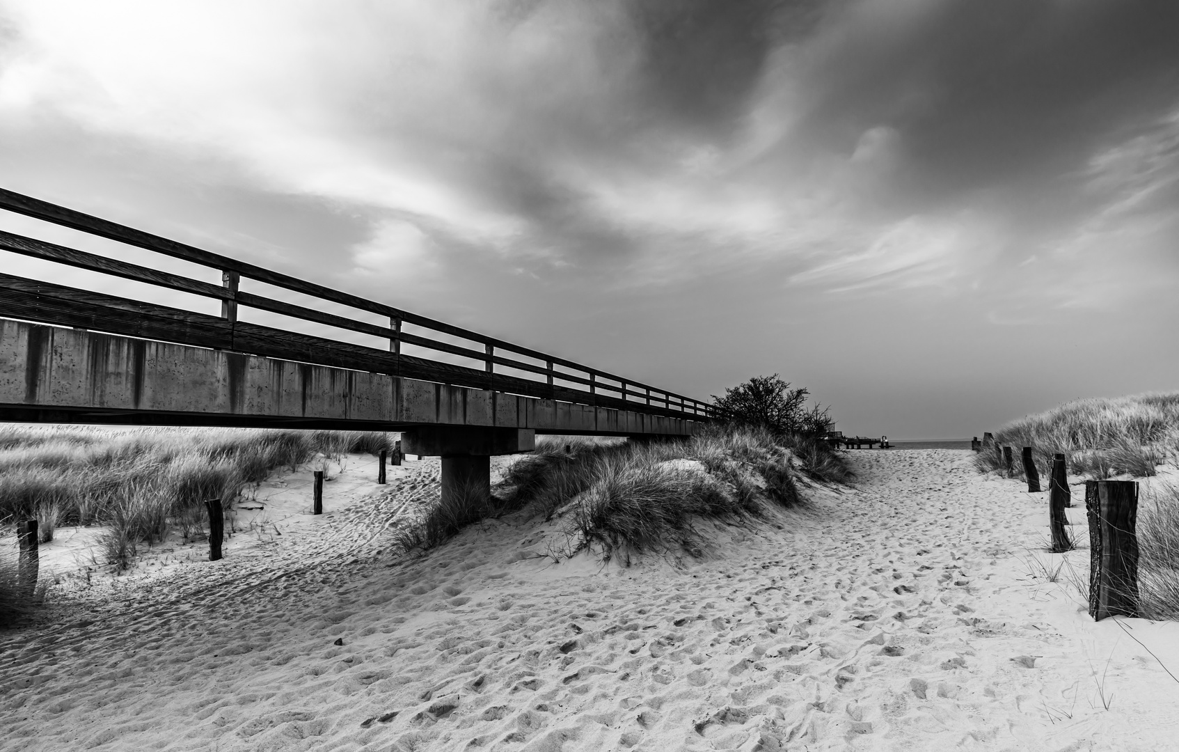 Seebrücke über den Dünenstrand