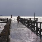 Seebrücke und blauer Himmel