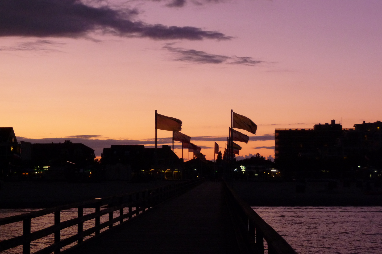 Seebrücke von Großenbrode am Abend