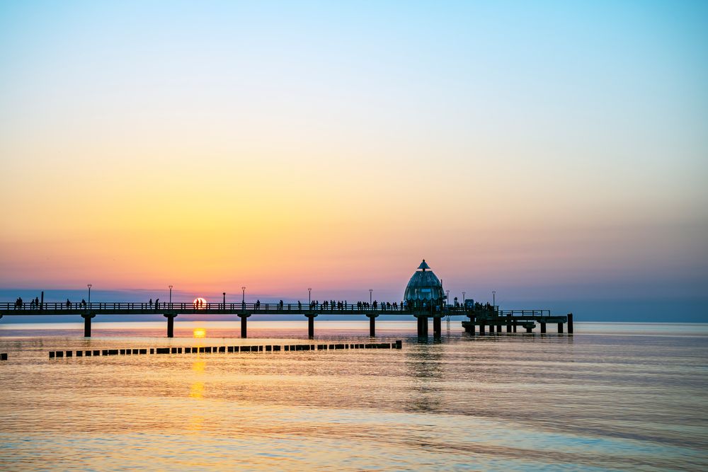 Seebrücke von Zingst im Sonnenuntergang...