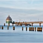 Seebrücke Zingst mit Buhne davor