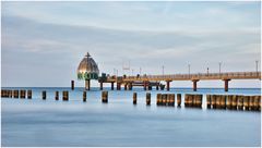 Seebrücke Zingst mit Buhne davor