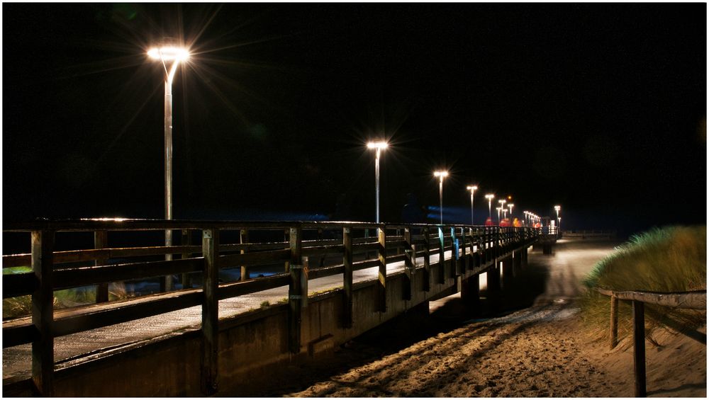 Seebrücke Zingst mit Sturmtouris