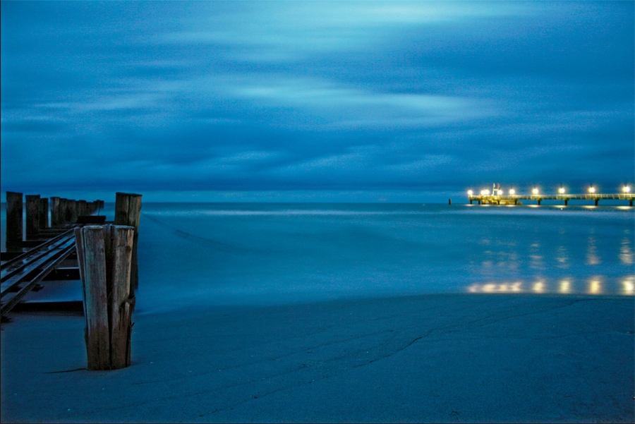 Seebrücke Zingst vom Strand aus