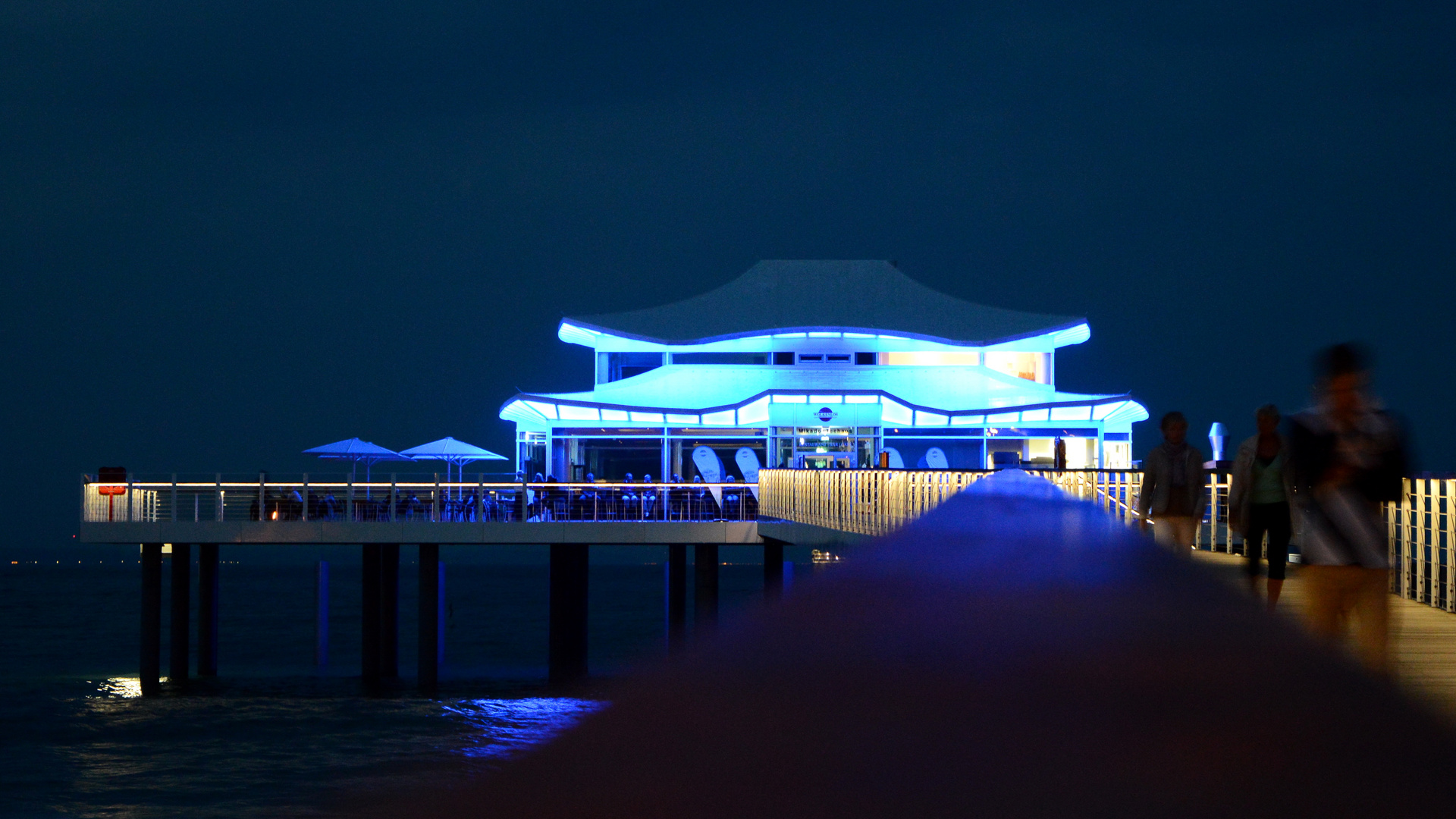 Seebrücke zur blauen Stunde