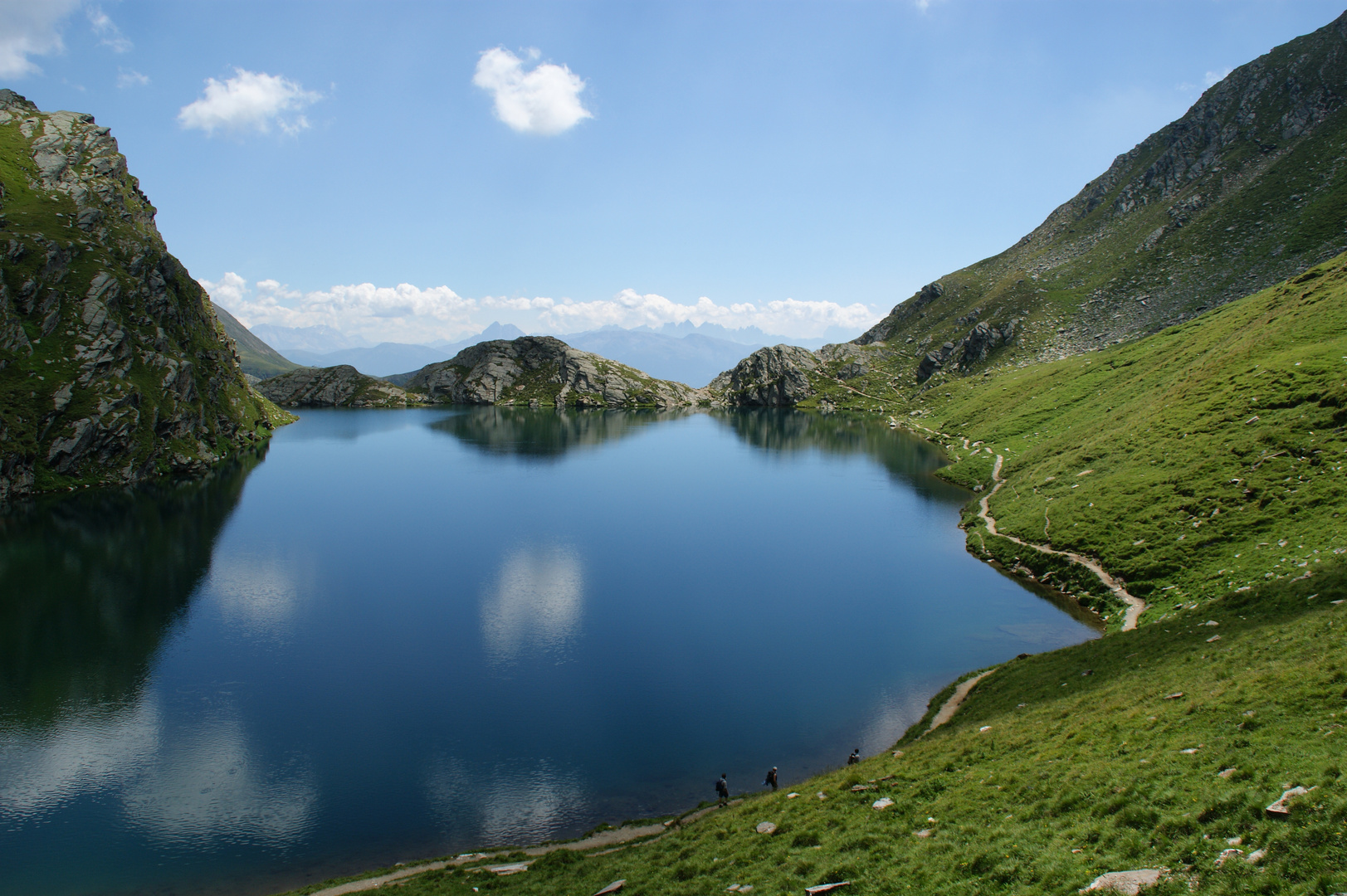 Seefeldsee bei Meransen mit Blick in die Dolomiten von Südtirol