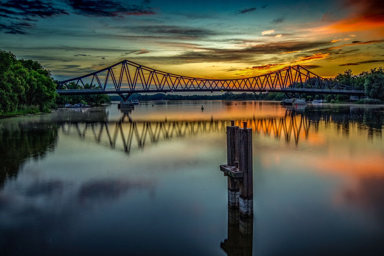Seegartenbrücke im Sonnenuntergang