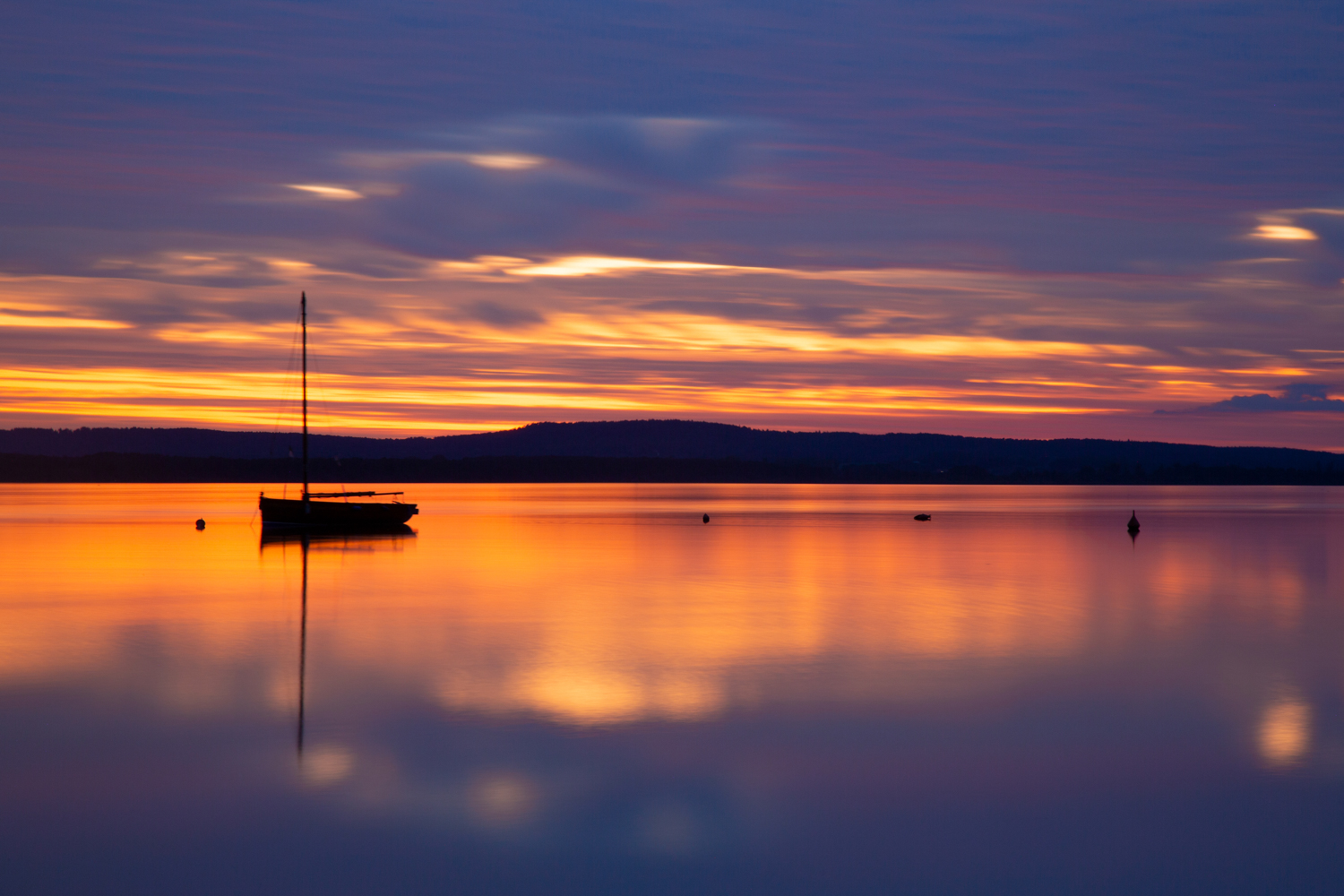 Seegelboot zur Blauen Stunde am Steinhuder Meer