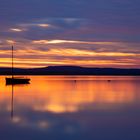 Seegelboot zur Blauen Stunde am Steinhuder Meer