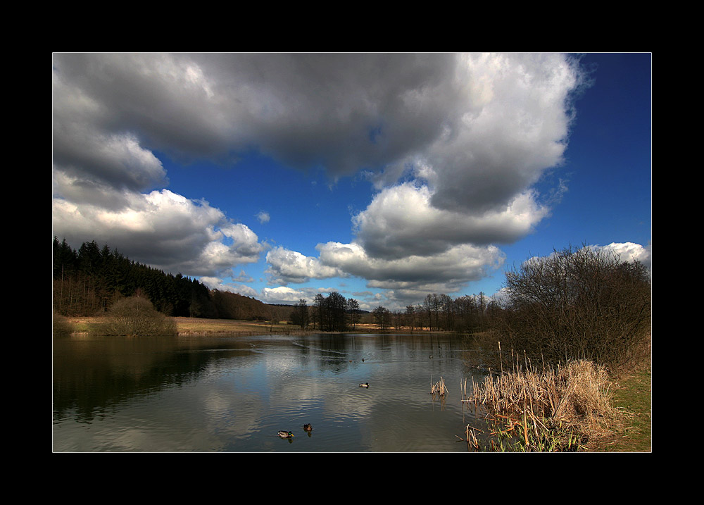 Seeidylle mit Wolken