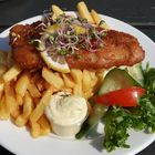 Seelachs, Pommes und Salat