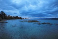 Seelandschaft beim Regenwetter