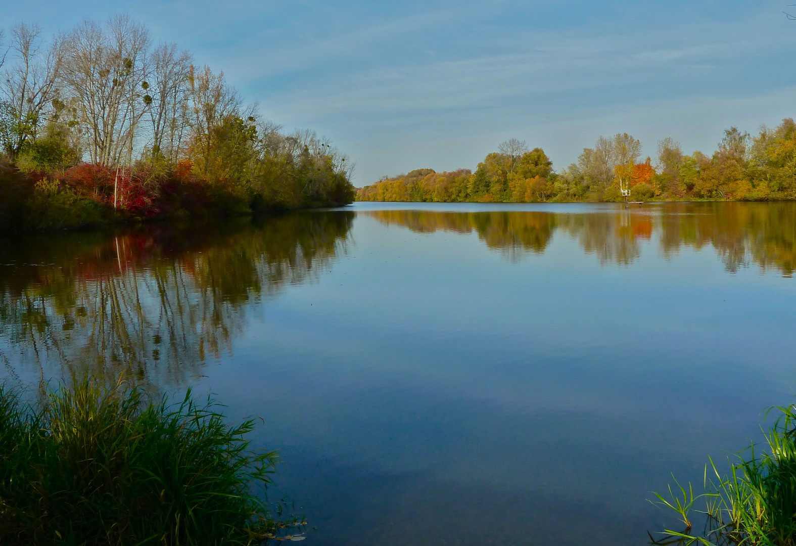 Seelandschaft im Herbst