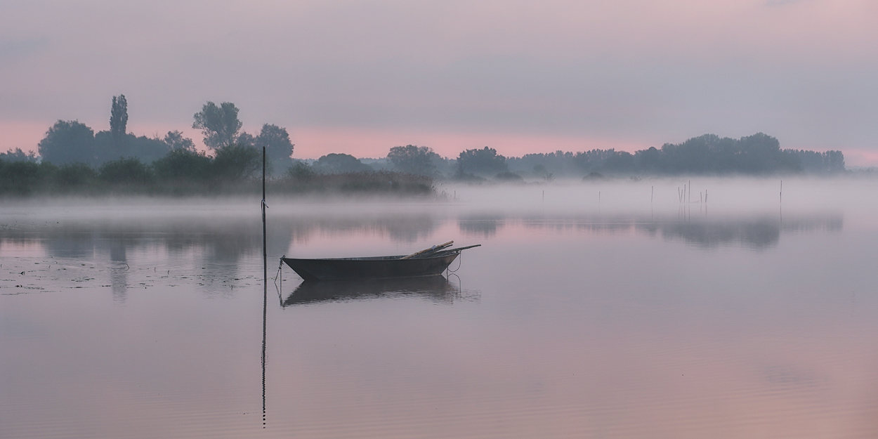 Seelandschaft im Morgendunst